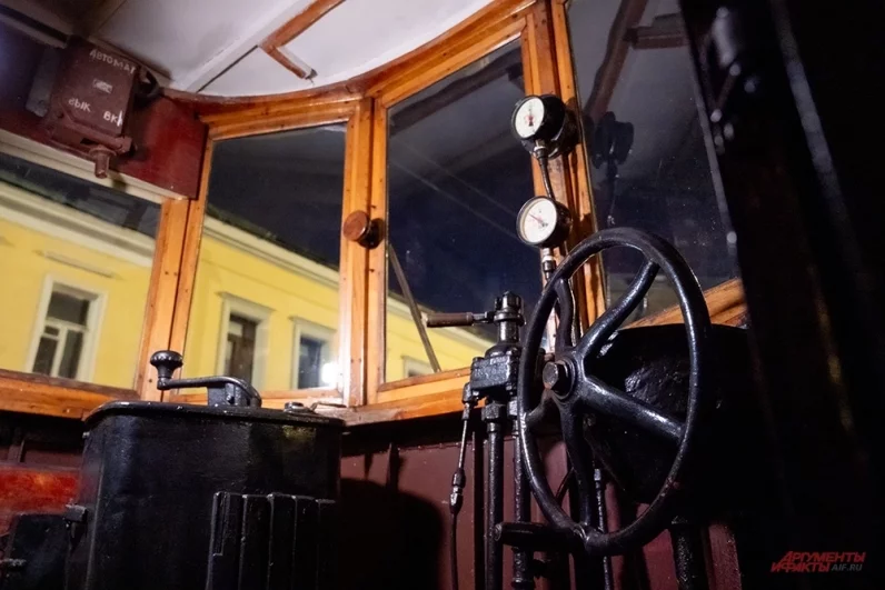 Самому древнему участнику парада под названием «Фонарный» более ста лет. Это старейший сохранившийся в Москве электрический трамвай. 