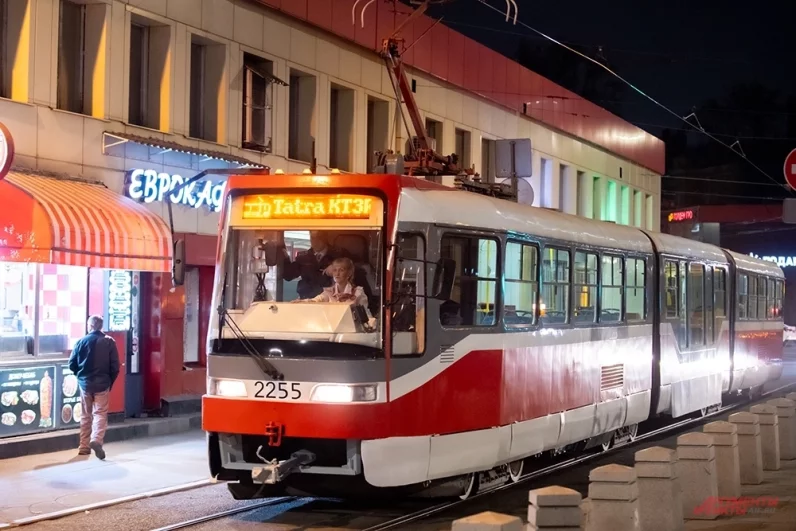 Модель КТ3R прозвали коброй за его длину. Она составляет без малого 28 метров. Трамвай катал вплоть до 2021 года.