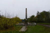 Памятник нуждается в срочной реставрации: плиты поросли мхом, с них отвалились буквы, вся территория выглядит заброшенной.