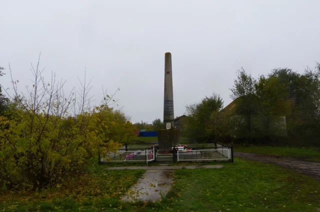Памятник нуждается в срочной реставрации: плиты поросли мхом, с них отвалились буквы, вся территория выглядит заброшенной.