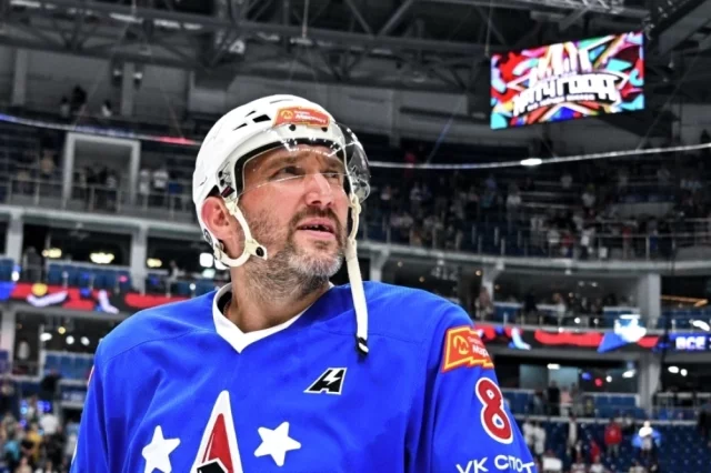 Александр Овечкин (НХЛ) на «Матче года 2025» при участии звезд КХЛ и НХЛ в Москве.