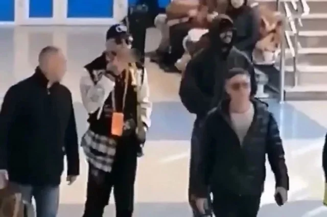 Киркоров закурил в здании аэровокзала.