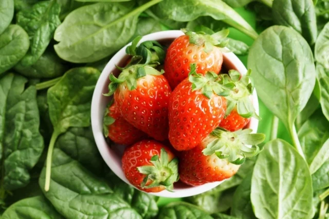 Самые высокие уровни пестицидов у клубники и шпината.