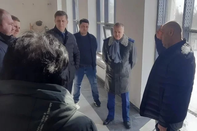 В Тейкове нарушены сроки возведения Центра культурного развития. Прокурор Ивановской области Андрей Жугин вместе с зампредом правительства региона Евгением Плетниковым прямо на стройплощадке выяснял у подрядчика причины отставания.