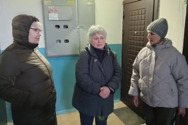 Зоозащитники и журналист «АиФ»-НП» безуспешно пытались пробиться в жильё собаковладельца.