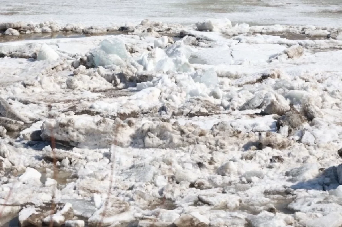 Грузовик с людьми провалился под лед водохранилища в Приамурье