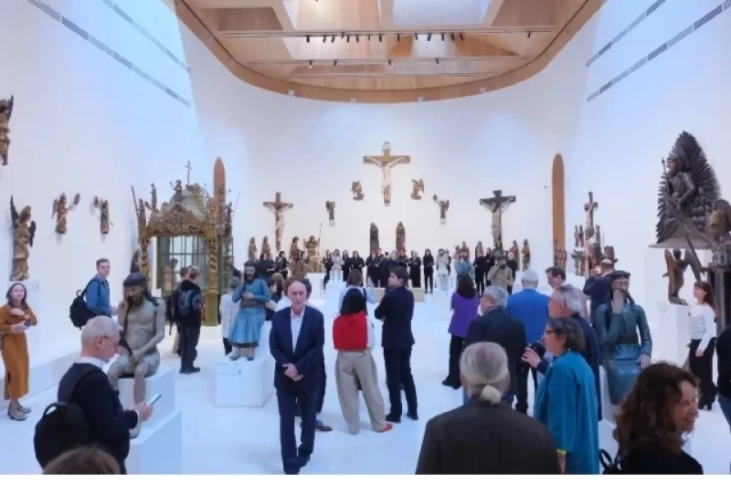 Зал деревянной скульптуры спроектирован как трёхнефное храмовое пространство с деревянными конструкциями и стеклянным потолком высотой почти девять метров, что позволяет использовать естественный свет и создавать театральные эффекты. 