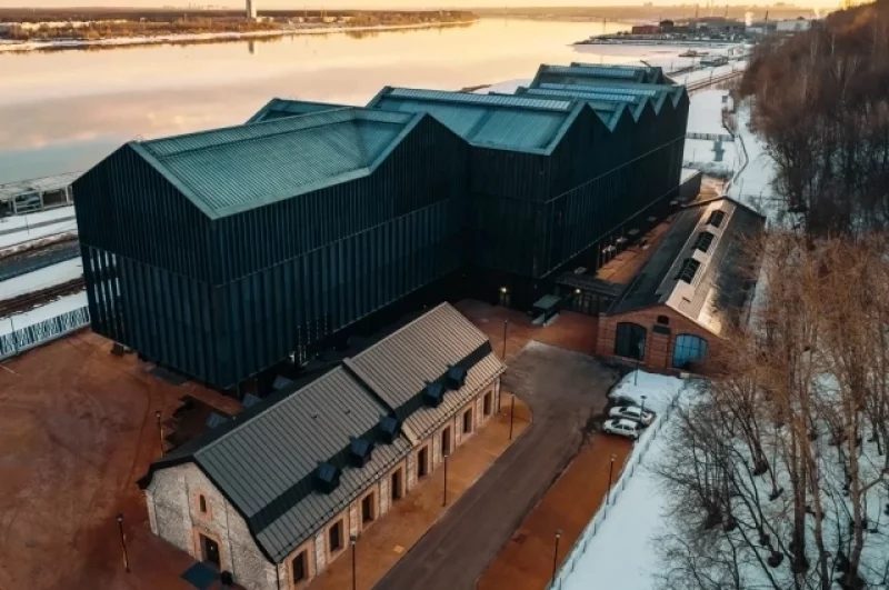 Место для нового здания галереи выбрано не случайно. Территория бывшего вагоноремонтного завода (исторический «Завод Шпагина») является местом основания Перми – так называемым «первогородом». 
