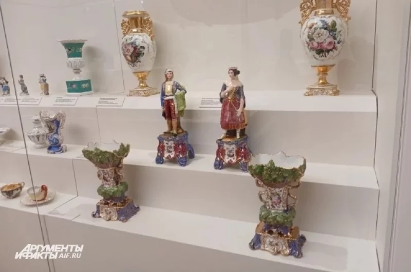 Отдельный зал посвящён фарфору и посуде.