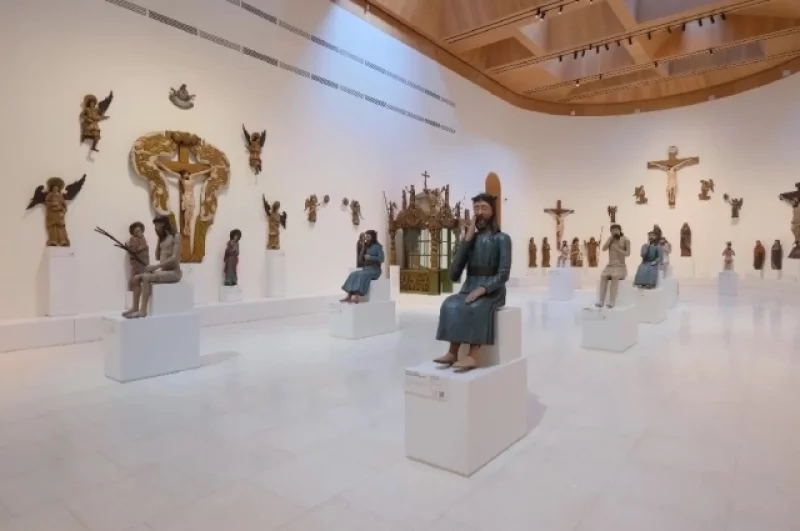 Зал деревянной скульптуры спроектирован как трёхнефное храмовое пространство с деревянными конструкциями и стеклянным потолком высотой почти девять метров, что позволяет использовать естественный свет и создавать театральные эффекты. 