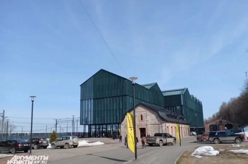 Открытые панорамы Камы и набережной превращают природный и городской ландшафт в часть музейного пространства, что для российских региональных музеев остается редким градостроительным решением.