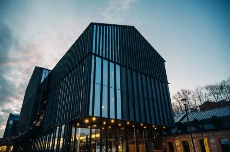 Площадь нового здания составляет 21,6 тыс. кв. м, что в семь раз превышает площадь прежнего помещения в Спасо-Преображенском соборе. 