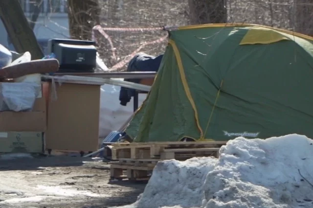 Мужчина живет в этой палатке