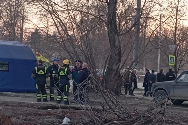 Людей эвакуируют в пункт временного размещения.