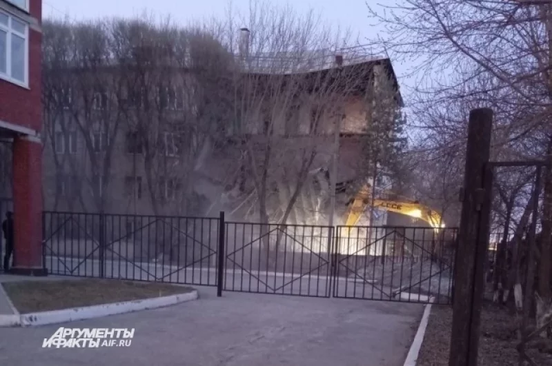 В Перми обрушилась часть стены аварийного жилого дома по улице Чкалова, 38. 