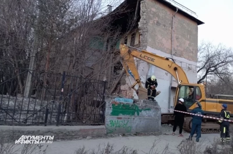В Перми обрушилась часть стены аварийного жилого дома по улице Чкалова, 38. 