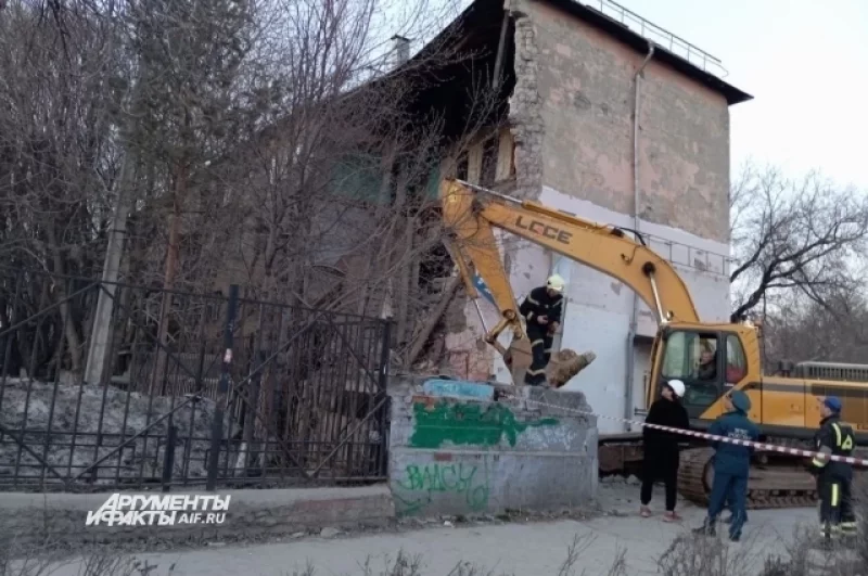 В Перми обрушилась часть стены аварийного жилого дома по улице Чкалова, 38. 