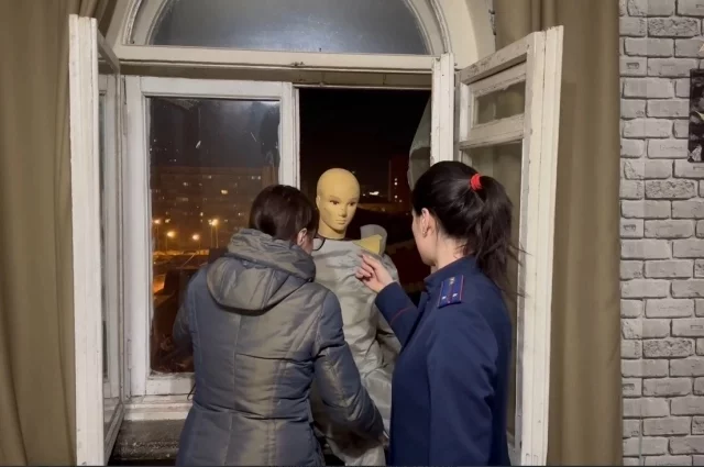 Ирина Давыдова показывает следователю Луизе Агабалаевой, как выбрасывала из окна своего гражданского мужа.