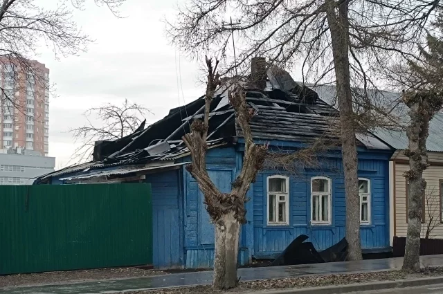 Кровля у дома почти полностью уничтожена.