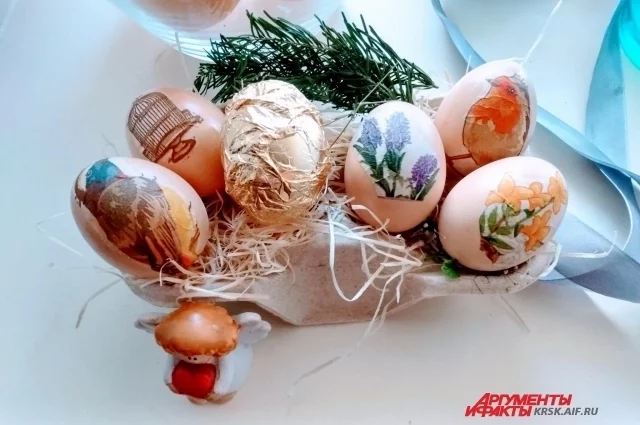 Традиционно в храмы несут куличи, яйца и творожные пасхи