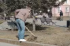 Многие вышли на уборку улиц до начала месячника чистоты.