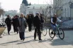 Среди пешеходов ездят и велосипедисты.