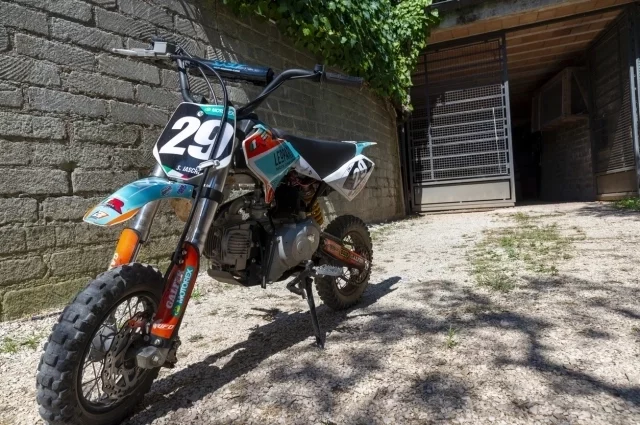 Весна в Татарстане только вступила в свои права, а дороги уже заполонили юные гонщики на питбайках, мопедах и квадроциклах.