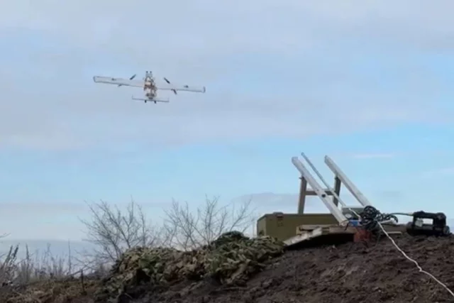 Небо вдоль всего фронта забито FPV-дронами «Молния-2», которые активно работают по позициям и логистике. 