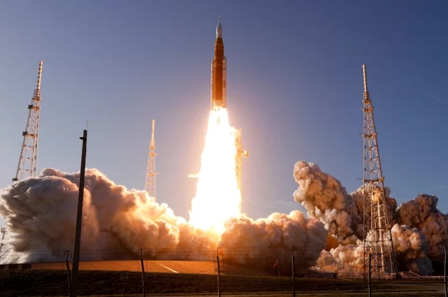 Ракета Space Launch System (SLS) вывела на орбиту космический корабль «Орион» с экипажем из четырёх астронавтов.