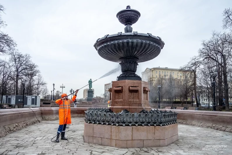 Ювелирная работа со шлангом: каждую чугунную деталь и изгиб Пушкинского фонтана тщательно избавляют от въевшейся за зиму городской пыли.