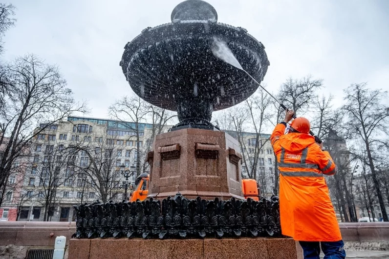 Прощай, зимний налет: со дна и стенок чаш скрупулезно вымывают скопившийся песок и остатки реагентов, чтобы в сезон вода сияла чистотой.