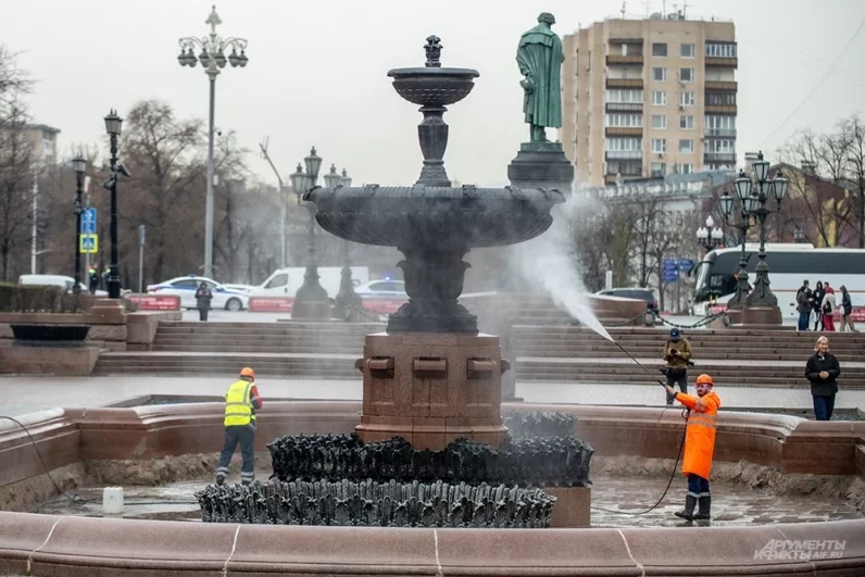 Водные процедуры перед большим стартом: знаменитые каскады моют мощными направленными струями из брандспойтов.