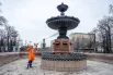 Ювелирная работа со шлангом: каждую чугунную деталь и изгиб Пушкинского фонтана тщательно избавляют от въевшейся за зиму городской пыли.