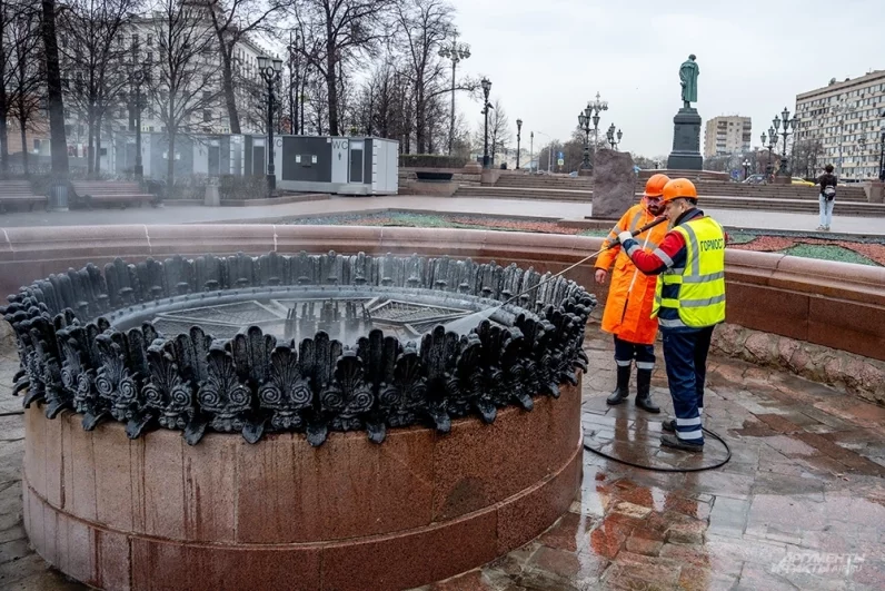 Последние штрихи: город наводит лоск после таяния сугробов.