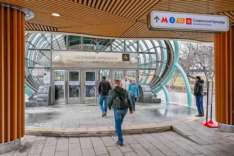 Для комфорта и безопасности пассажиров установлено современное освещение с энергосберегающими светильниками, камеры видеонаблюдения, удобная уличная мебель и другие малые архитектурные формы.