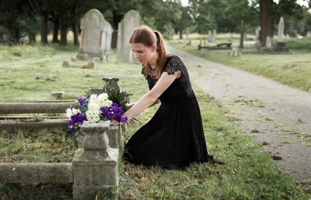 Над могилами умерших родственников можно прочесть молитву.