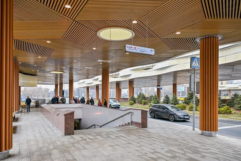 Легкость и эстетичность навесам придают волнообразная форма и деревянные элементы, а также 16 зенитных фонарей, напоминающих мансардные окна.