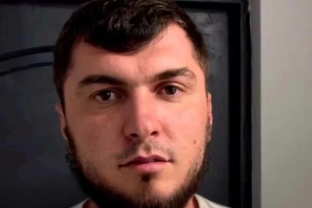 Сейчас блогер выставляет всем на обозрение свои травмы и жалуется подписчикам на жестокость своих агрессоров.