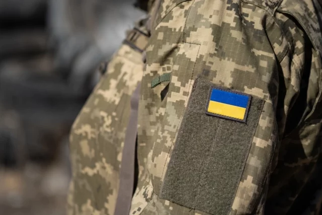 К одному из сотрудников ТЦК подошел мужчина и полоснул военному ножом по горлу.