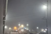 Едва открыв глаза, жители столицы Татарстана увидели за окном вместо привычных дворов и многоэтажек белую стену. 