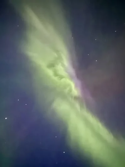 Эксперты отмечают, что пик северного сияния придется на 2026–2027 годы, что позволит «охотникам» за авророй рассчитывать на особенно яркие и продолжительные всполохи.