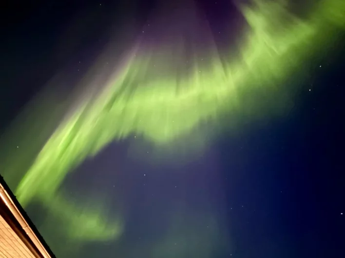 Небо полыхало изумрудными лентами, а в какой-то момент добавился багровый оттенок.