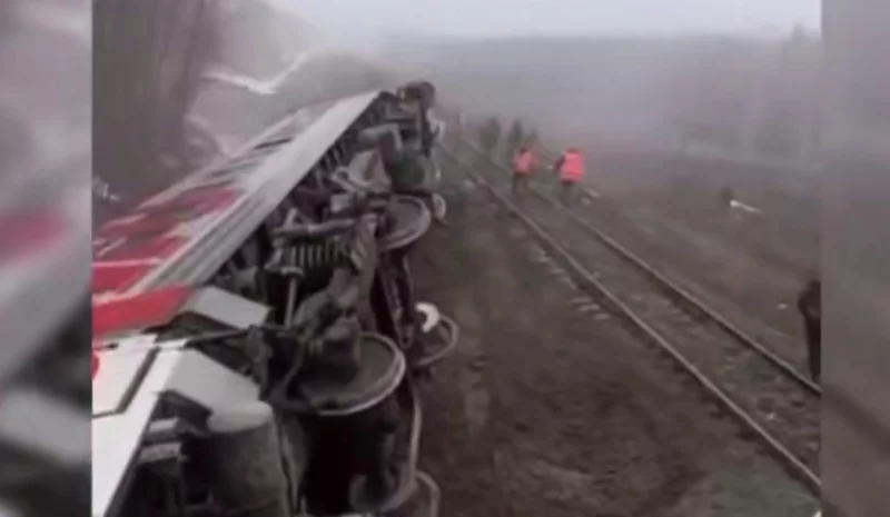 Пассажиры сняли на фото обстановку в первые минуты после крушения.