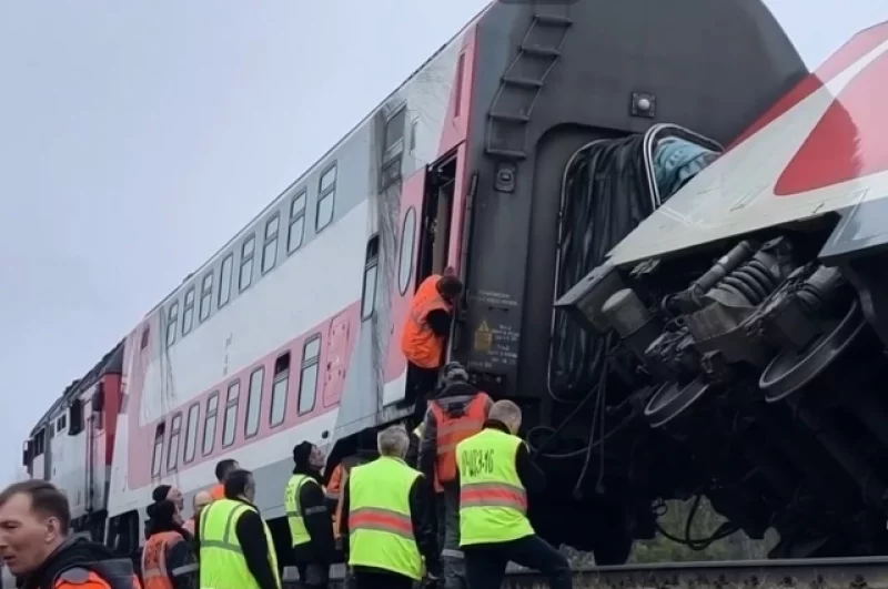 Несколько вагонов упали на насыпь, но некоторые устояли.