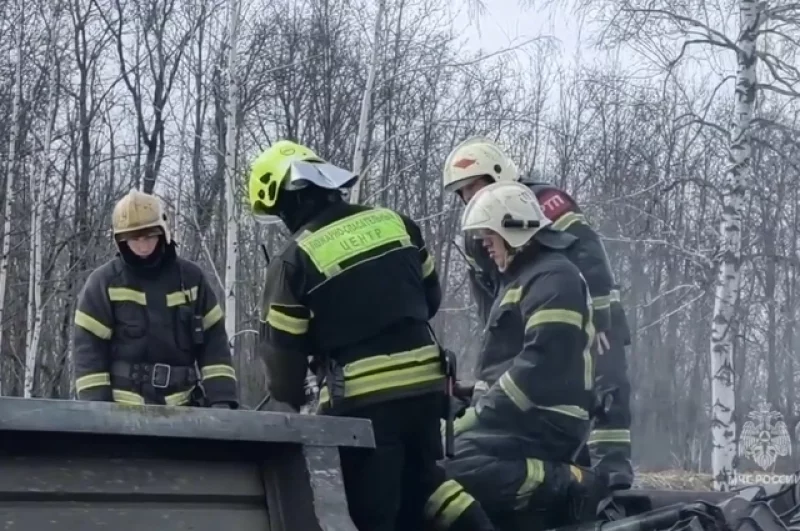 Одними из первых на месте ЧП оказались сотрудники МЧС.