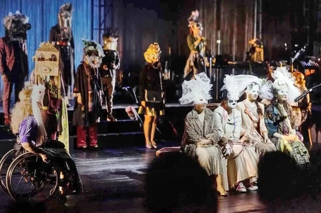 «Жаль, что тебя здесь нет» – текст и либретто спектакля создавались самостоятельно людьми с аутизмом вместе с профессионалами.