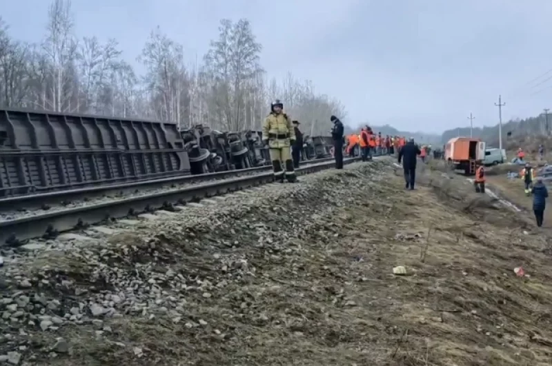 На месте работают спасатели и следователи.