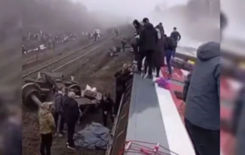 Люди помогали друг другу выбраться из вагнонов.