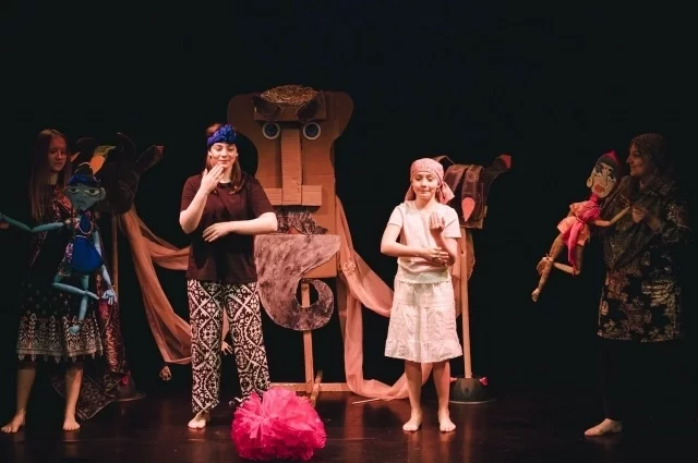 Семья гастролирует со своим спектаклем. 