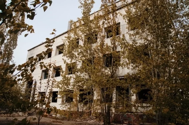 При расселении жилье в новых домах на том же месте практически никому не дают.